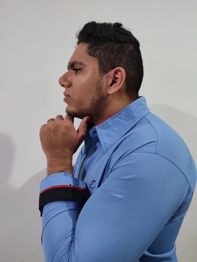 Rick Oliveira in profile, with his hand resting on his chin